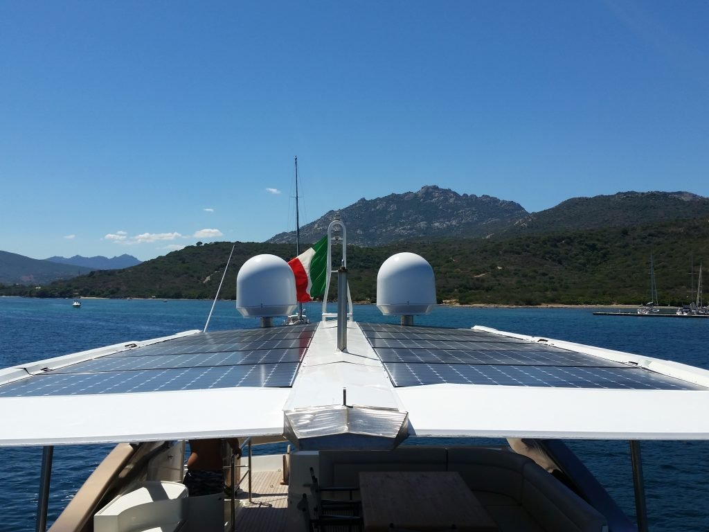 Noleggio-yacht-ibrido-prime-suncat-pannelli-solari-1024x768